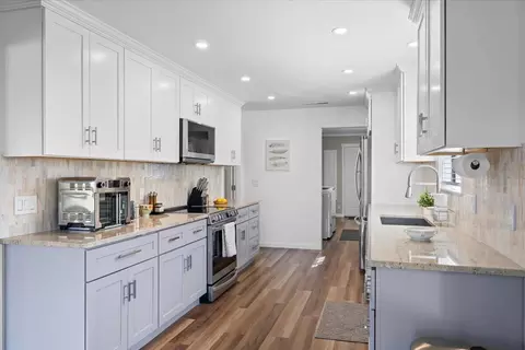 Kitchen - 1088 E Park St, Grants Pass, OR 97527 photo 1 of 3