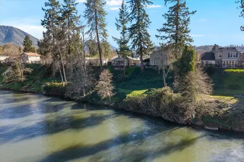 View/Area - 1088 E Park St, Grants Pass, OR 97527 photo 3 of 4