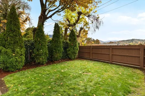 Exterior - 1088 E Park St, Grants Pass, OR 97527 photo 5 of 8