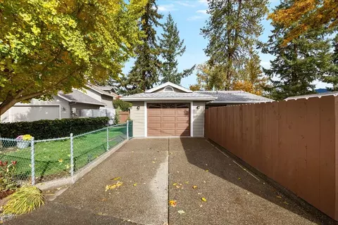 Exterior - 1088 E Park St, Grants Pass, OR 97527 photo 1 of 8