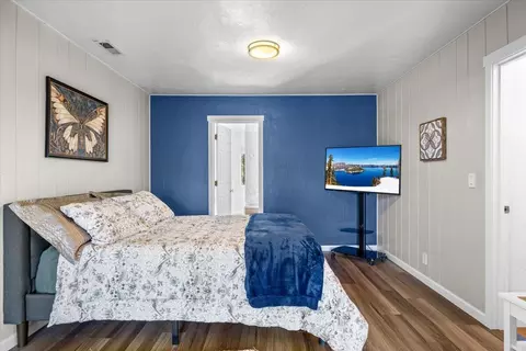 Bedroom - 1088 E Park St, Grants Pass, OR 97527 photo 2 of 3