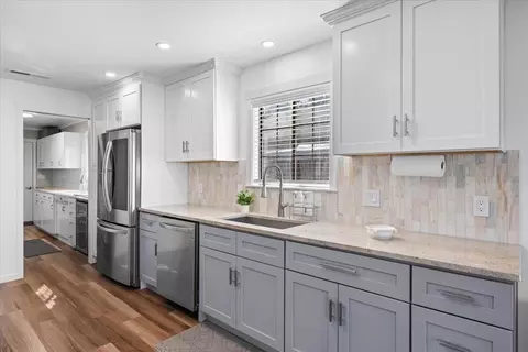 Kitchen - 1088 E Park St, Grants Pass, OR 97527 photo 2 of 3