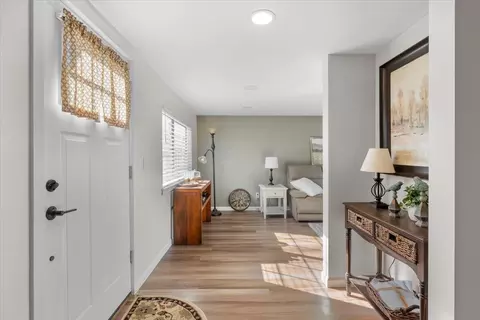 Entry Way - 1088 E Park St, Grants Pass, OR 97527 photo 1 of 3