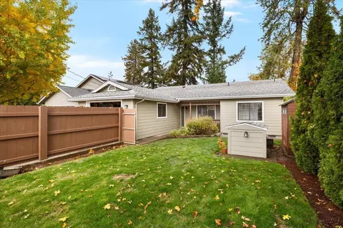 Exterior - 1088 E Park St, Grants Pass, OR 97527 photo 4 of 8