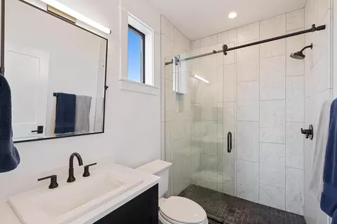 Bath - 19136 Cartwright Ct, Bend, OR 97702 photo 10 of 10