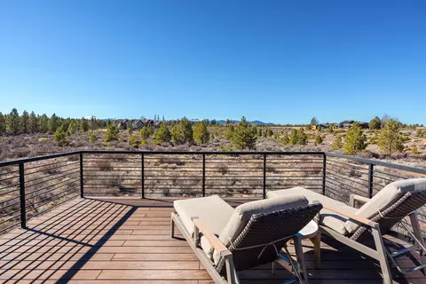 Exterior - 19136 Cartwright Ct, Bend, OR 97702 photo 5 of 9