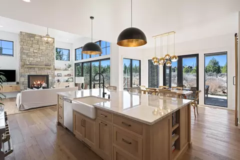 Kitchen - 19136 Cartwright Ct, Bend, OR 97702 photo 7 of 7