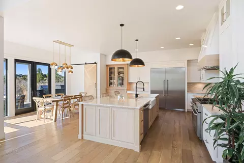 Kitchen - 19136 Cartwright Ct, Bend, OR 97702 photo 5 of 7