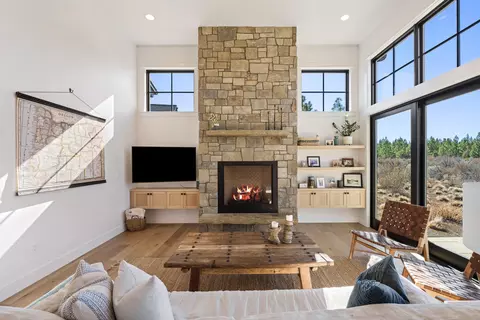 Living - 19136 Cartwright Ct, Bend, OR 97702 photo 1 of 3