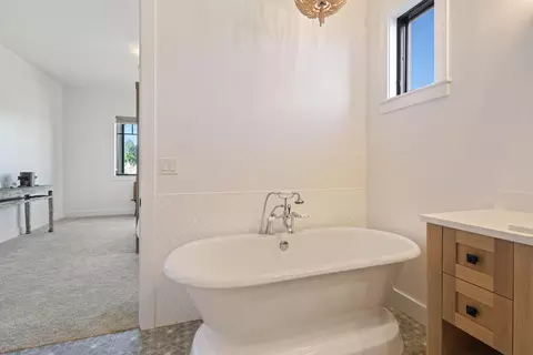 Bath - 19136 Cartwright Ct, Bend, OR 97702 photo 3 of 10