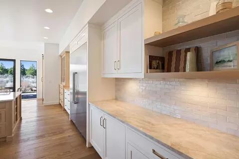 Kitchen - 19136 Cartwright Ct, Bend, OR 97702 photo 4 of 7