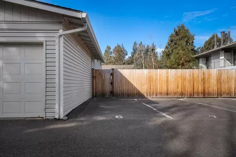 Exterior - 1630 SE Tempest Dr UNIT 6, Bend, OR 97702 photo 9 of 10
