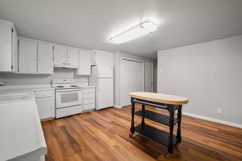 Kitchen - 1630 SE Tempest Dr UNIT 6, Bend, OR 97702 photo 3 of 3