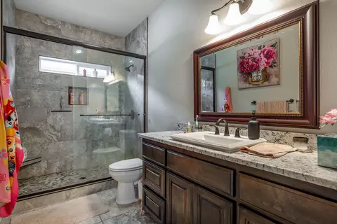 Bath - 936 Arrowhead Trl, Eagle Point, OR 97524 photo 1 of 4