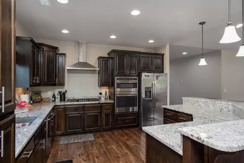 Kitchen - 936 Arrowhead Trl, Eagle Point, OR 97524 photo 1 of 1