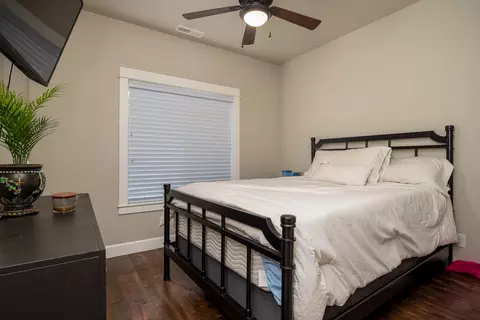 Bedroom - 936 Arrowhead Trl, Eagle Point, OR 97524 photo 1 of 2