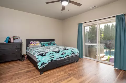 Bedroom - 936 Arrowhead Trl, Eagle Point, OR 97524 photo 2 of 2