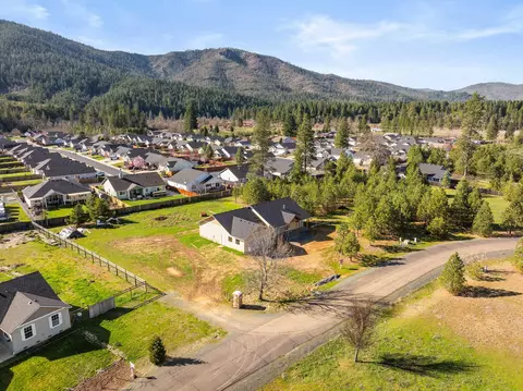 View/Area - 587 E Forks Cir, Cave Junction, OR 97523 photo 3 of 8