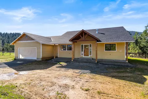 587 E Forks Cir, Cave Junction, OR 97523