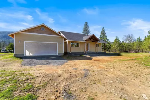 Exterior - 587 E Forks Cir, Cave Junction, OR 97523 photo 4 of 8