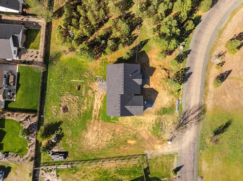 View/Area - 587 E Forks Cir, Cave Junction, OR 97523 photo 1 of 8