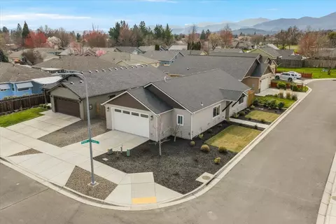 305 Moody Ln, Medford, OR 97501