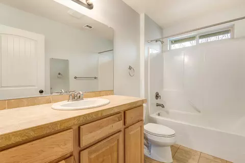 Bath - 641 SE Glengarry Pl, Bend, OR 97702 photo 2 of 2