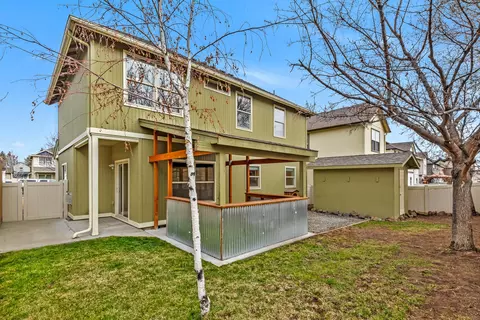 Exterior - 641 SE Glengarry Pl, Bend, OR 97702 photo 3 of 9