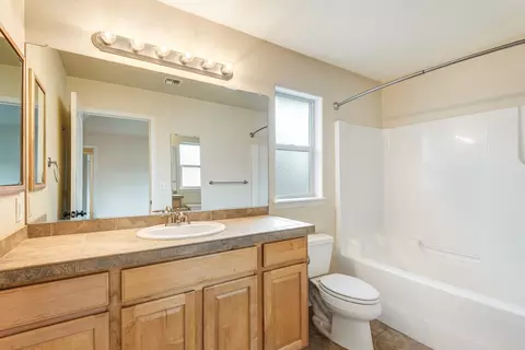 Bath - 641 SE Glengarry Pl, Bend, OR 97702 photo 1 of 2