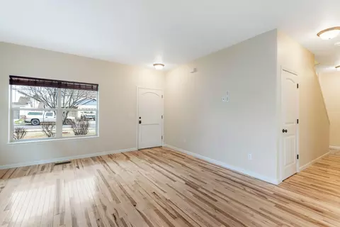 Living - 641 SE Glengarry Pl, Bend, OR 97702 photo 3 of 6