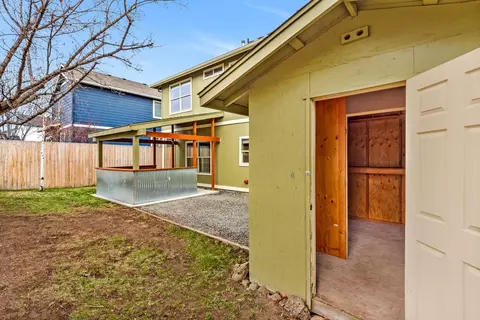 Exterior - 641 SE Glengarry Pl, Bend, OR 97702 photo 9 of 9