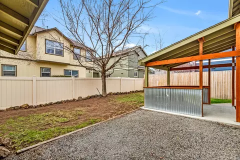 Exterior - 641 SE Glengarry Pl, Bend, OR 97702 photo 8 of 9