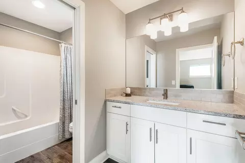 Bath - 20844 SE Sotra Loop, Bend, OR 97702 photo 2 of 2