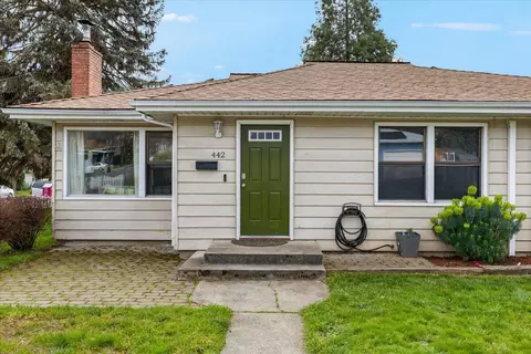 442 NE Baker Dr, Grants Pass, OR 97526