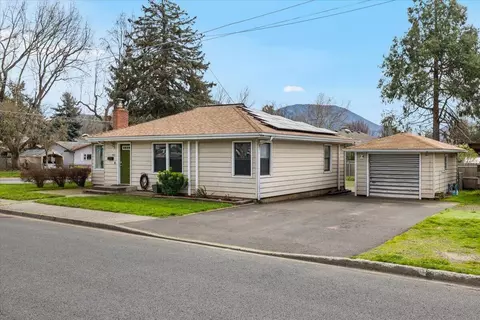 442 NE Baker Dr, Grants Pass, OR 97526