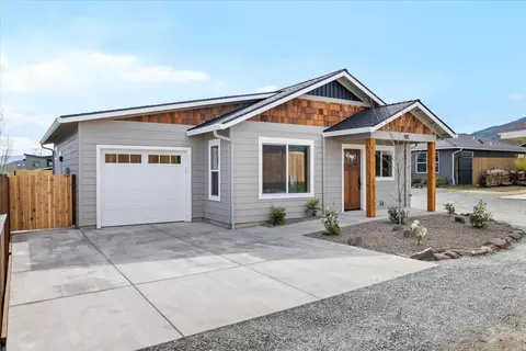 101 Gangnes Dr, Talent, OR 97540