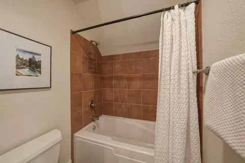 Bath - 21450 Dale Rd, Bend, OR 97701 photo 6 of 7