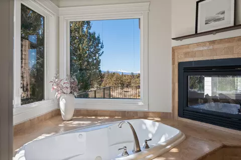 Bath - 21450 Dale Rd, Bend, OR 97701 photo 3 of 7