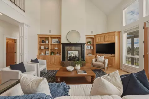 Living - 21450 Dale Rd, Bend, OR 97701 photo 4 of 8