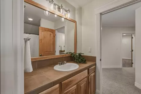 Bath - 21450 Dale Rd, Bend, OR 97701 photo 4 of 7