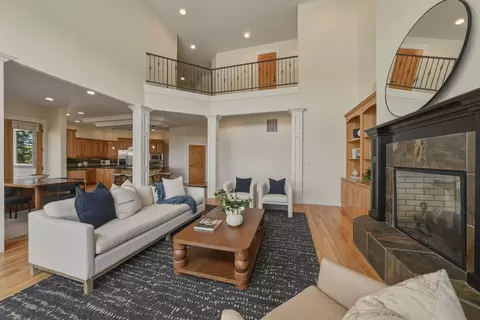 Living - 21450 Dale Rd, Bend, OR 97701 photo 3 of 8