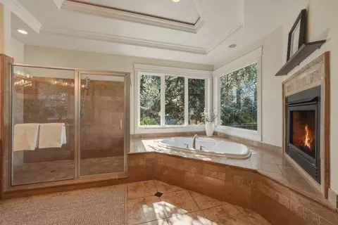 Bath - 21450 Dale Rd, Bend, OR 97701 photo 2 of 7