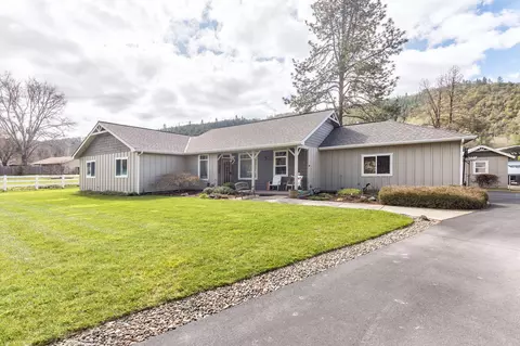 9547 Old Stage Rd, Central Point, OR 97502