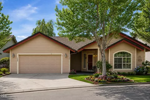 1736 NW Nickernut Pl, Redmond, OR 97756