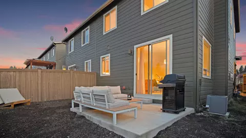 Exterior - 612 NE Vail Ln, Bend, OR 97701 photo 4 of 8