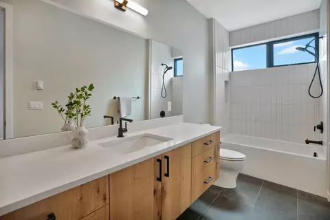 Bath - 61250 Meeks Trl, Bend, OR 97702 photo 5 of 6
