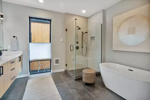 Bath - 61250 Meeks Trl, Bend, OR 97702 photo 3 of 6