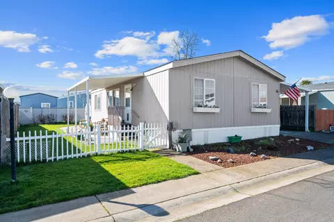 1570 S Peach St #SPC 65, Medford, OR 97501