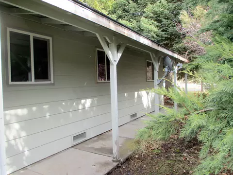 Exterior - 414 N Baker Ave, Chiloquin, OR 97624 photo 5 of 11