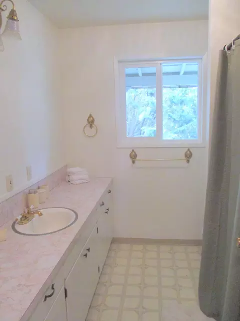 Bath - 414 N Baker Ave, Chiloquin, OR 97624 photo 3 of 3